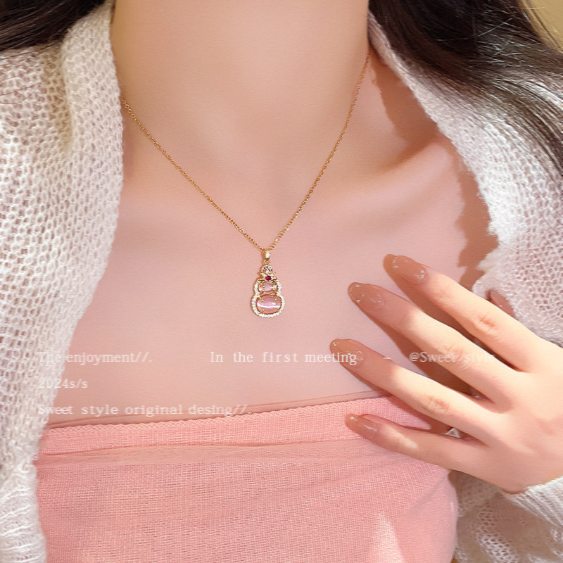 French high-end style pink cat's eye gourd pendant necklace, women's super sparkle full of diamonds, the same style collarbone chain necklace as the Internet celebrity Application Scenario