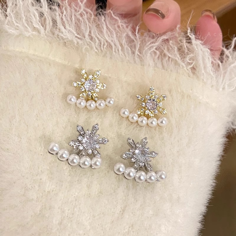 Snowflake exquisite zircon stud earrings for women in autumn and winter exude a sense of sophistication. Two pairs of sparkling pearl earrings, a best-selling and elegant accessory wholesale details Picture