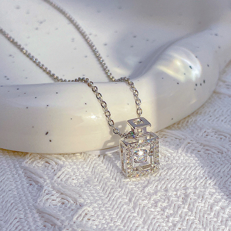 Japanese and Korean light luxury dynamic perfume bottle pendant titanium steel necklace, women's niche design sense, popular collarbone chain, versatile accessory full figure
