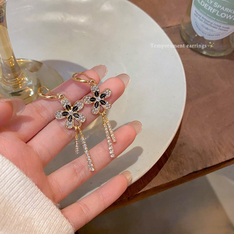 S925 Silver Needle diamond-encrusted flower tassel earrings, a long and elegant European and American retro style earring for women, a light luxury accessory for socialite full figure
