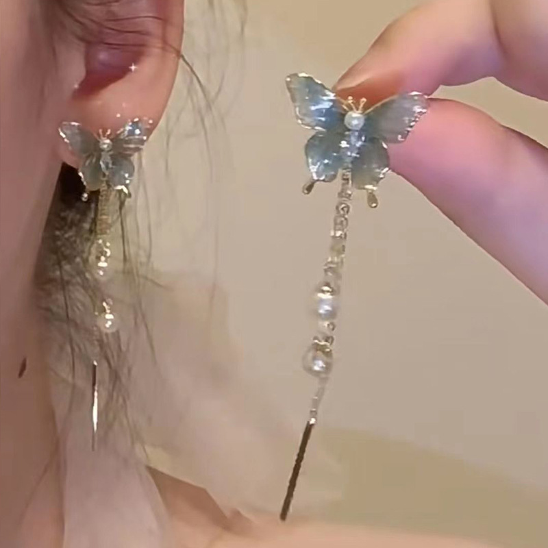 The super ethereal gradient butterfly tassel earrings for women, a new style of 2025, exude a light luxury and high-end feel. They are a popular earpiece details Picture