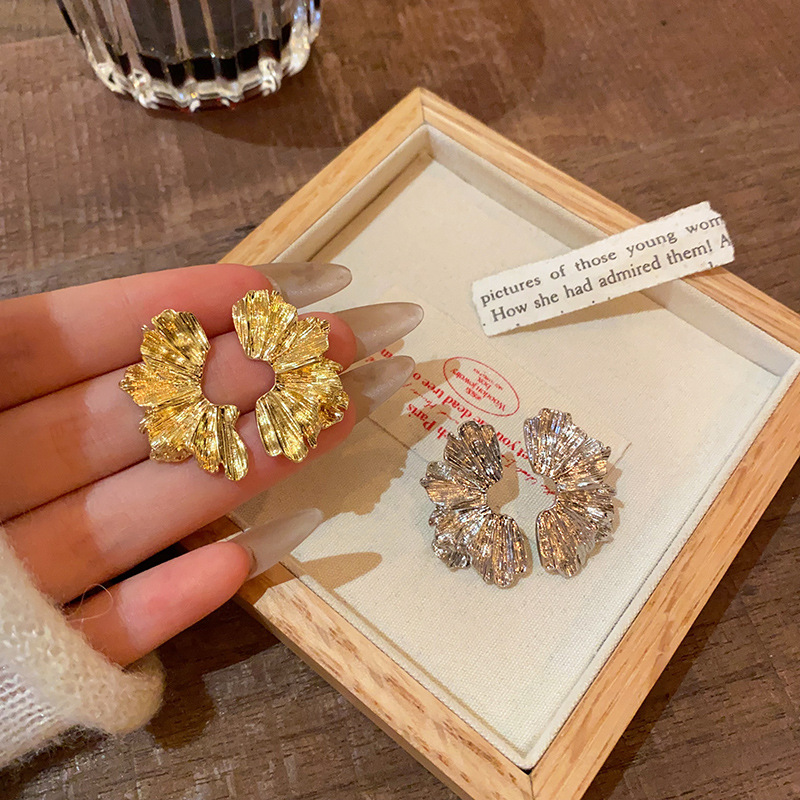 Exaggerated retro leaf earrings from Europe and America are versatile for women. They feature a cold and elegant style with a light luxury and high-end feel, as well as commuting stud earrings Specification drawing