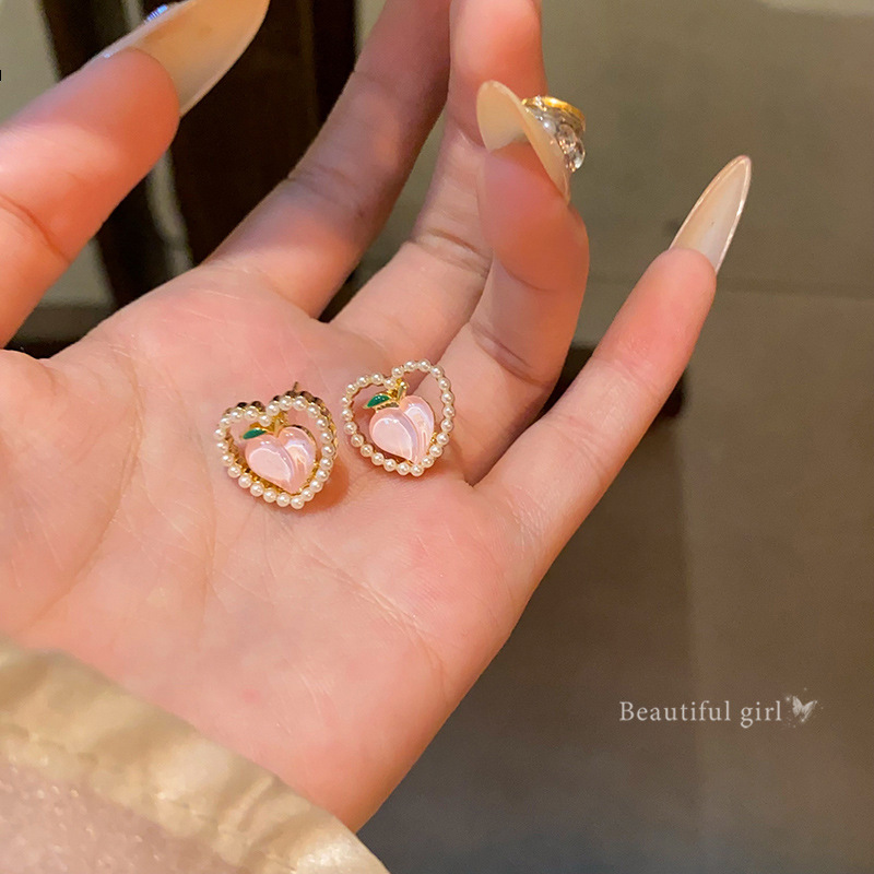 S925 Silver Needle Peach Heart-shaped Earrings, a niche design for women with a sweet pearl stud, are fresh and elegant earrings for young girls Application Scenario