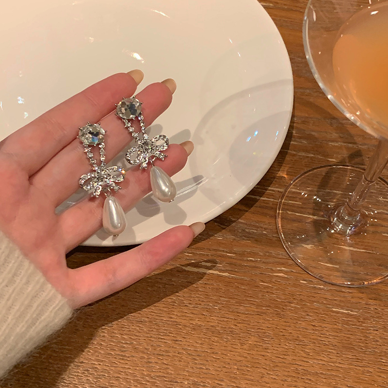 Korean diamond-encrusted bow pearl earrings, women's fashionable and high-end style, individual tassel earrings, light luxury and elegant, trendy earrings full figure