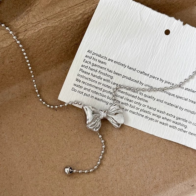 French retro metal bow necklace, a unique design for women, simple and versatile, fashionable necklace and sweater chain details Picture
