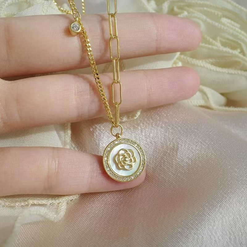 High-end mother-of-pearl camellia necklace for women's autumn and winter, a light luxury and niche ins design round sweater chain, directly approved by the manufacturer full figure