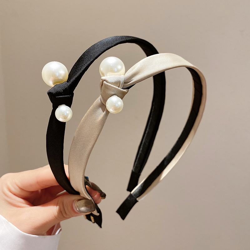 A new style of high-end French retro satin knotted pearl hair band, a small Chanel air pressure hair clip, a French headband hair accessory full figure