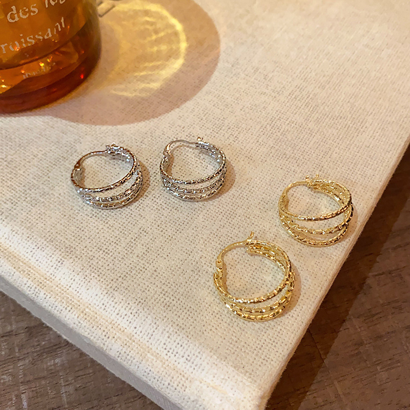 European and American style high-end metal earrings for women in 2025, a trendy and cold style stud, a fashionable and stylish earpiece that has become a popular online celebrity Specification drawing