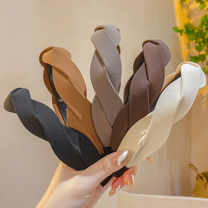The braided braided hairband exudes a high-end, simple and refined look. The face-pressing headband and hair tie are elegant hair accessories and headwear full figure