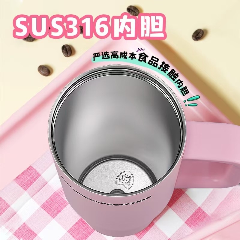 New portable large-capacity straw cup with high appearance level, 304 stainless steel insulated cup for heat and cold preservation, car handle cup Application Scenario