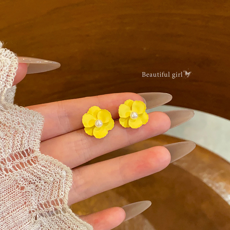 Yellow flower stud earrings, new summer 2025 versatile pearl earrings, vacation style, gentle forest-themed earrings for women full figure