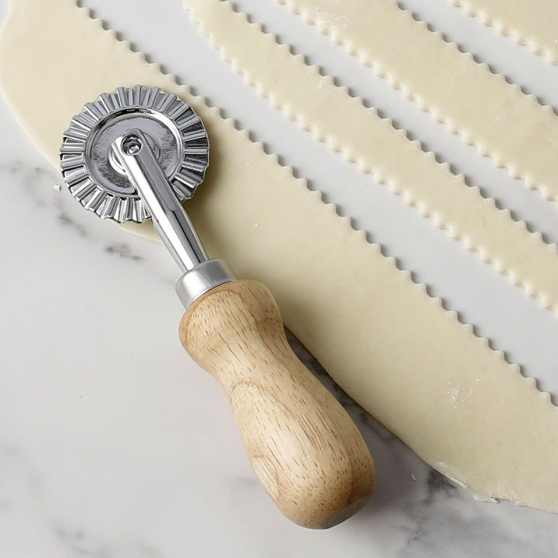 Lace roller cutter, a diy handmade baking tool for the kitchen, with a zinc alloy oak handle and a fancy roller cutter Specification drawing