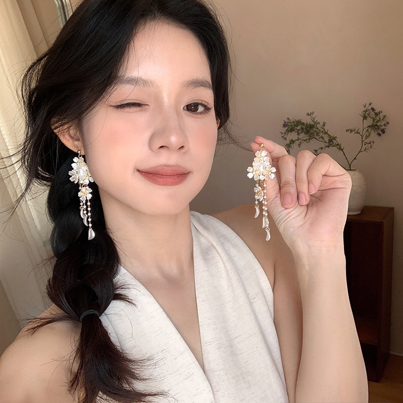 Baroque white petal earrings, a woman's ethereal charm, pearl tassel stud earrings, a new 2025 bestseller and Internet celebrity earrings details Picture