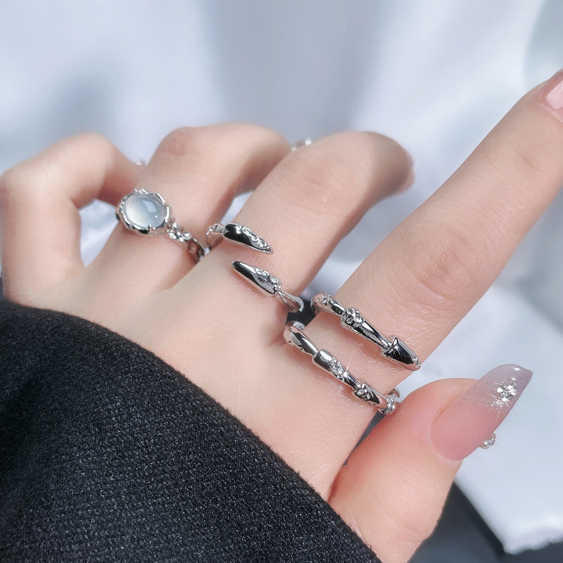 Minimalist plain bezel pleated texture open ring for women, irregular, fashionable, versatile, unique, niche and high-end index ring Application Scenario