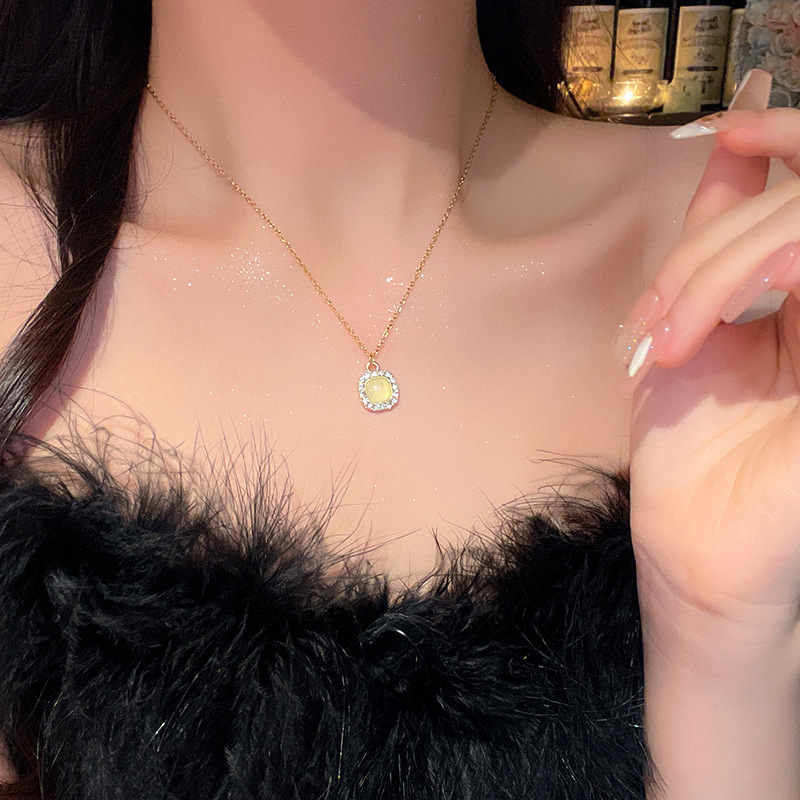 Light luxury cat's eye stone square pendant titanium steel necklace, high-end diamond-encrusted collarbone chain, elegant internet-famous sweater chain accessory Specification drawing