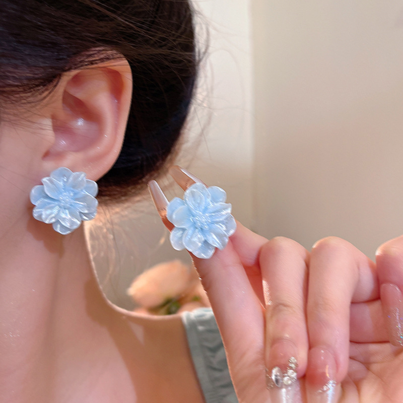French retro flower earrings, a feminine forest style with a sweet and fresh charm, and floral stud earrings, are summer bestsellers and Internet celebrities Application Scenario