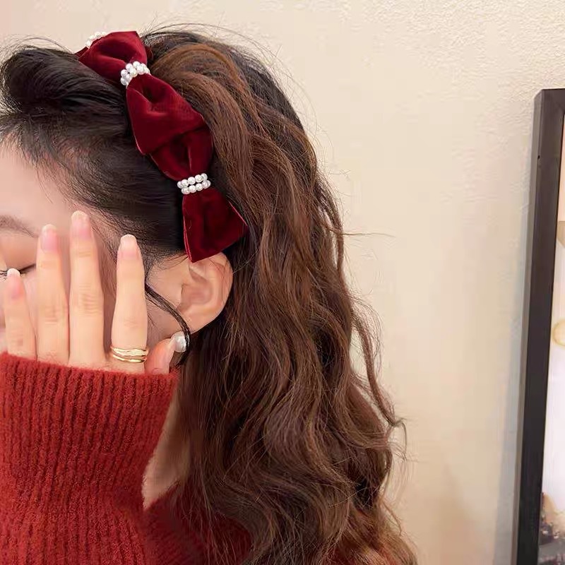 Autumn and winter French retro pearl velvet bow headband for women, elegant and stylish princess headband, hairpin and headwear Application Scenario