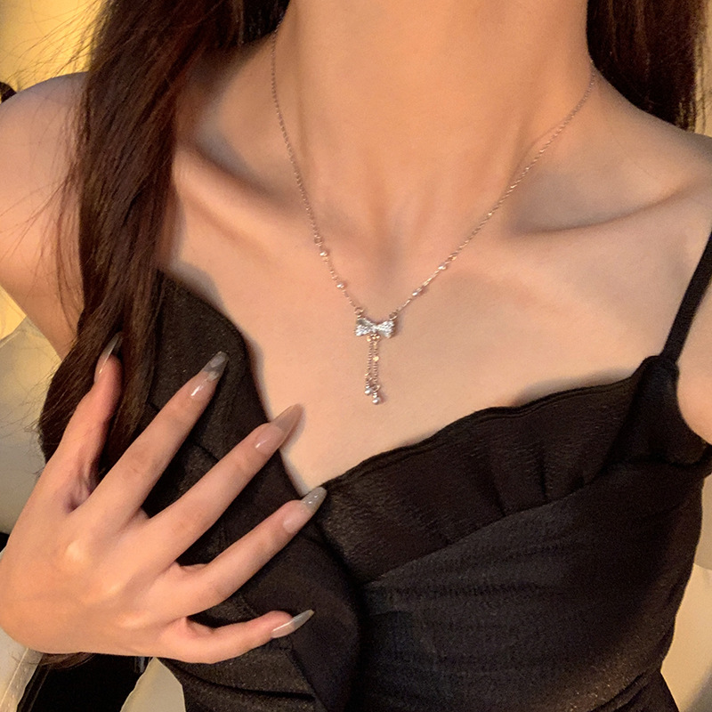 Imitation pearl bow tassel necklace accessory for women, light luxury, niche collarbone chain, high-end neckchain, 2024 new style details Picture