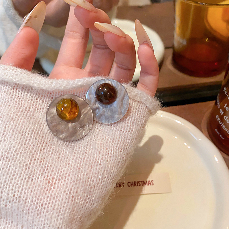Retro Hong Kong-style resin-dyed brown stud earrings, women's personality, Maillard style earrings, high-end autumn and winter earrings Specification drawing