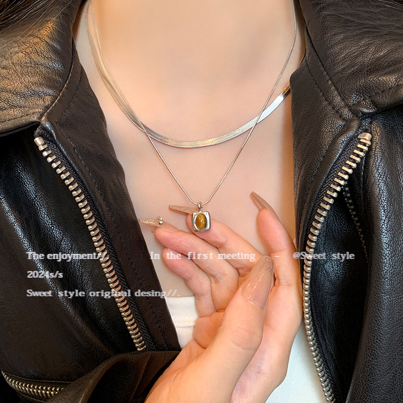 The Maillard double-layered tiger's eye necklace exudes a high-end feminine charm, is a niche and versatile piece. The snake bone chain has a sweet and cool style, and the collarbone chain is trendy full figure
