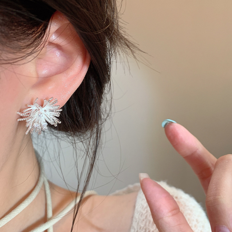 Silver high-end dandelion stud earrings for women, cold and unique retro style earrings, light luxury and niche style earrings wholesale Application Scenario