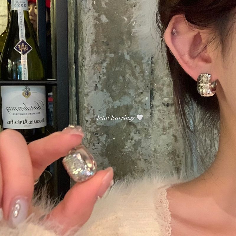 High-quality metal texture U-shaped ear buckles for women in autumn and winter, light luxury, niche, versatile and unique metal brushed ear stud earrings details Picture