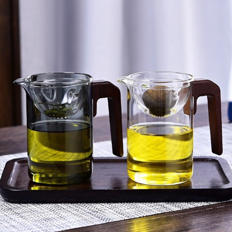 Wholesale thickened heat-resistant glass fair cup, integrated tea strout, tea water separation, tea brewing cup, small green tangerine rotating glass cup full figure
