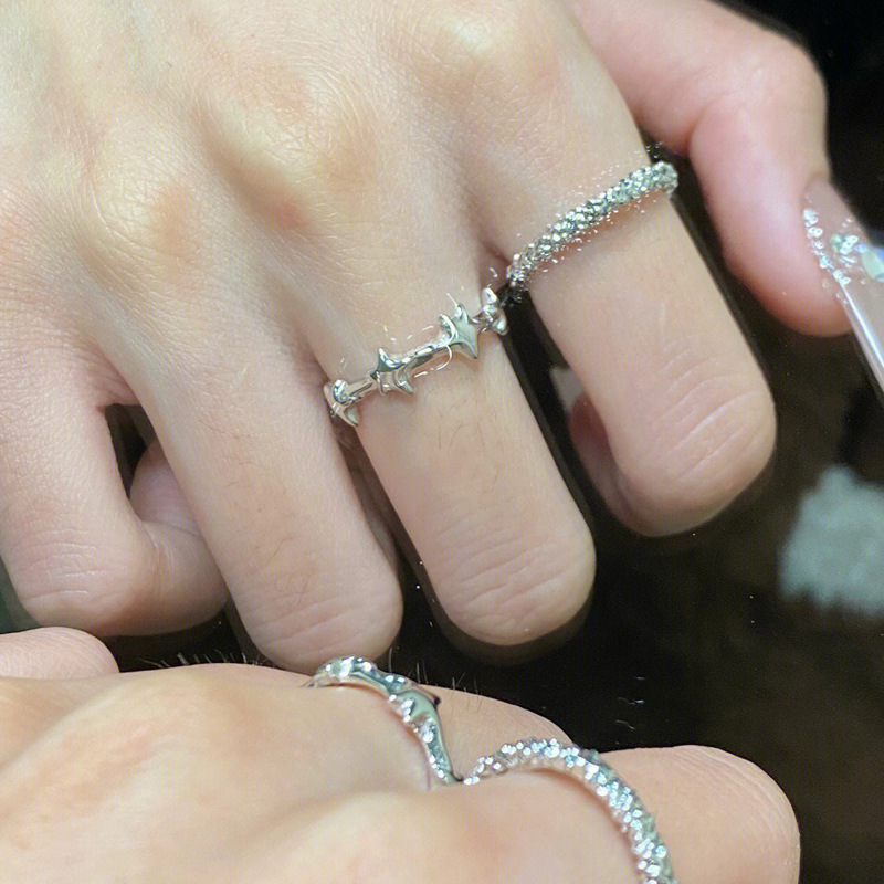 The star ring features a niche design with a simple and fashionable look. The starlight opening index finger ring is fashionable, individual, versatile and exquisite Application Scenario