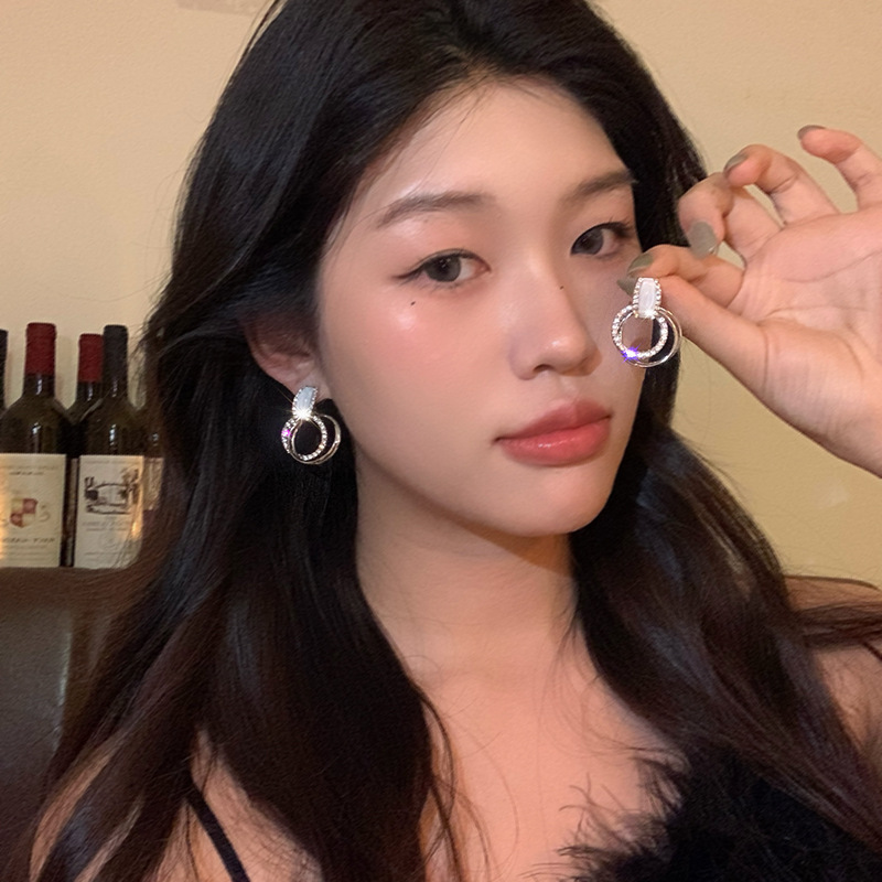 European and American grand diamond-encrusted geometric circle earrings for women, with a light luxury and unique style. Exquisite and fashionable earrings that are popular online for women Application Scenario