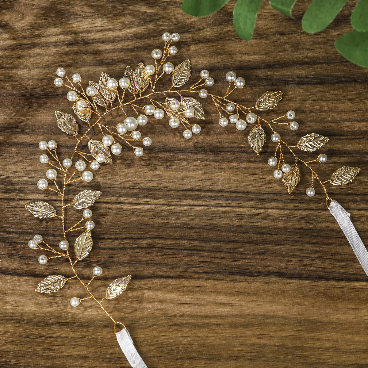 Mianino creative European and American bridal headwear, hand-woven simple pearl headband, golden leaf headband Application Scenario