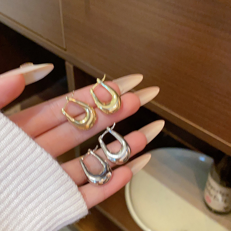 Metal U-shaped earrings for women, with a unique matte finish and high-end feel, are stylish and versatile. Wholesale of commuting earrings full figure