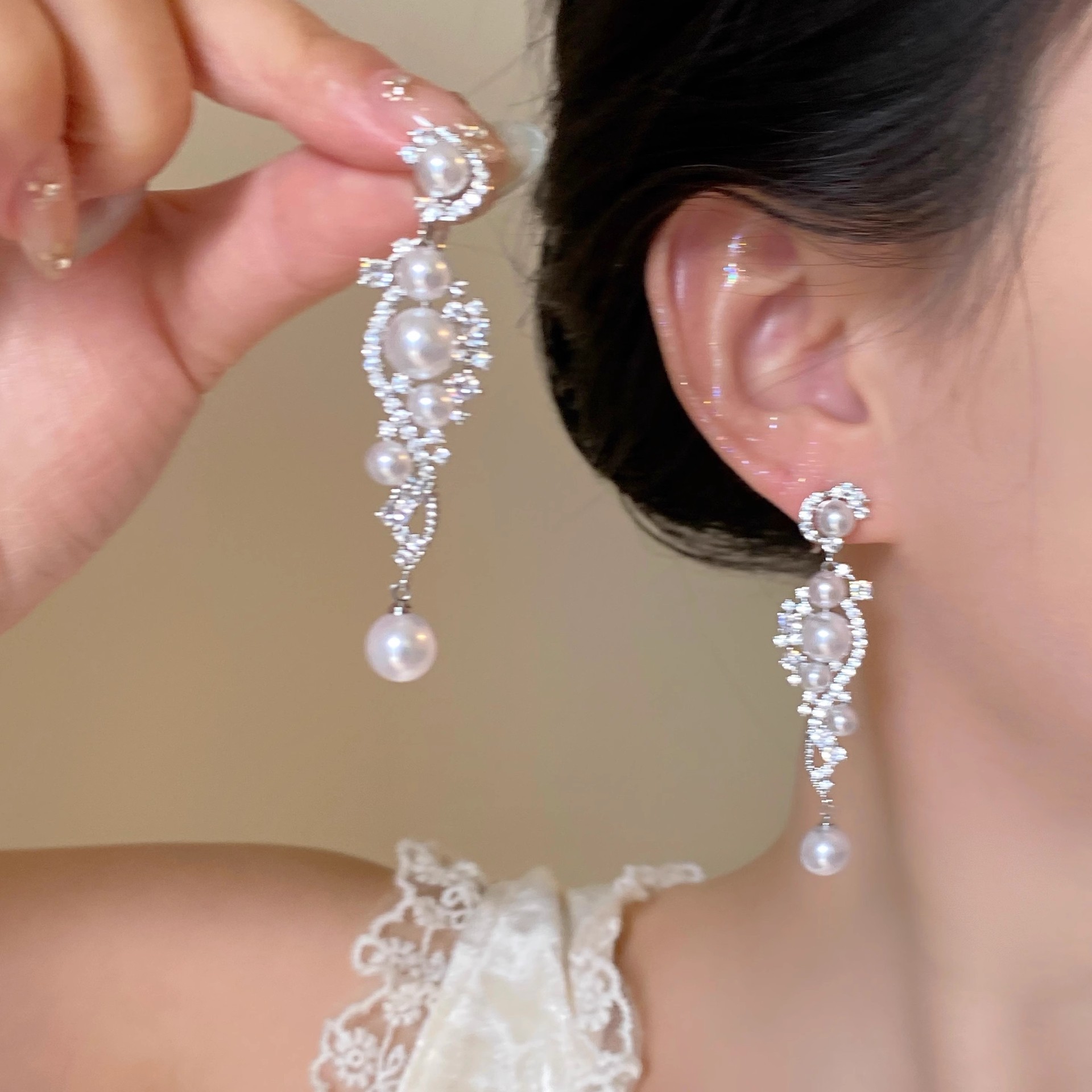 Zircon pearl tassel earrings exude a light luxury French sophistication, a niche and elegant vacation style, and are fashionable and versatile accessories full figure
