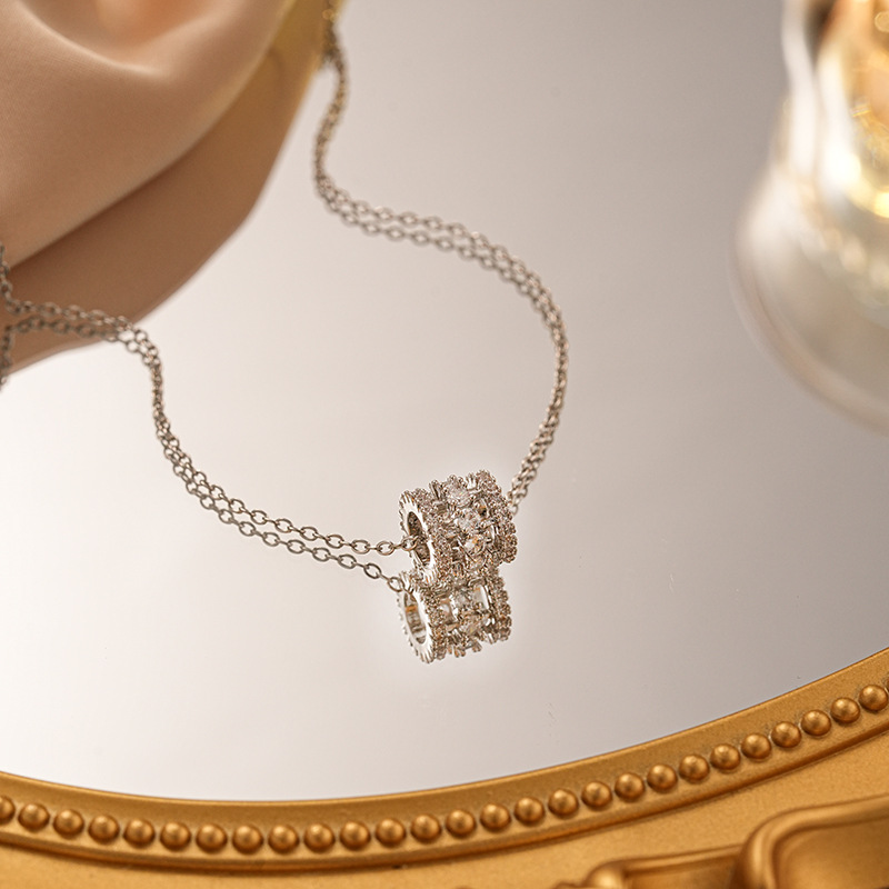 Korean version 18k electroplated small waist pendant titanium steel necklace, women's fashion inlaid zircon collarbone chain, popular online jewelry Application Scenario