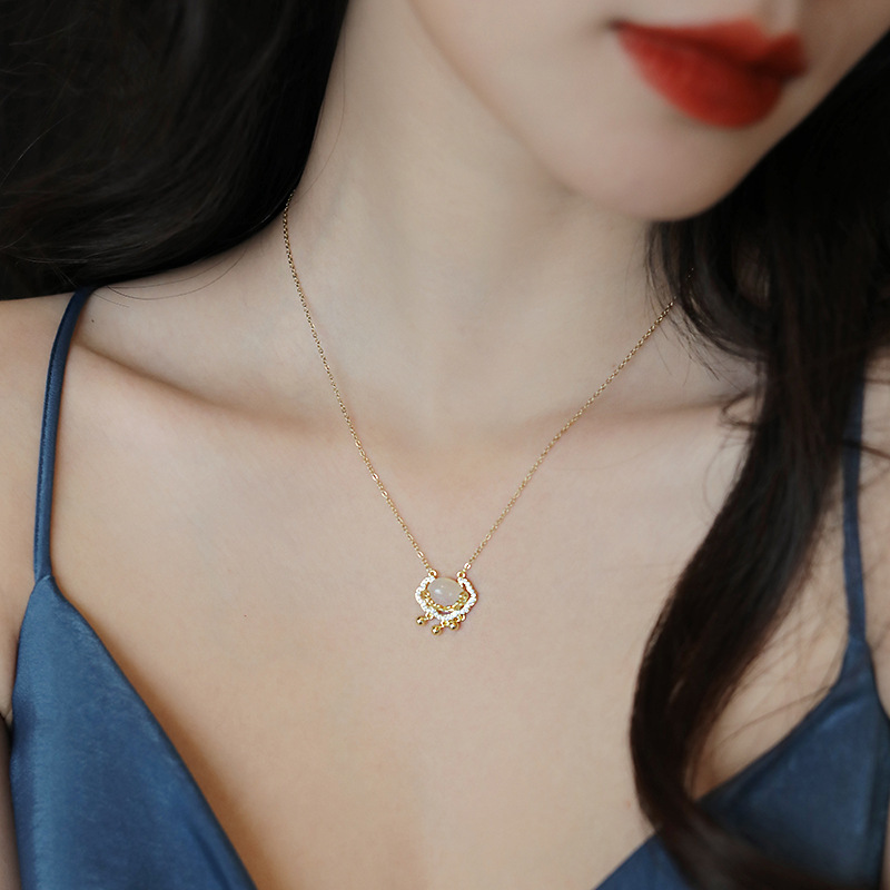 The popular cat's eye stone peace lock necklace on Douyin, a cold and luxurious style for women on Instagram, is a popular collarbone chain and titanium steel neck chain Specification drawing