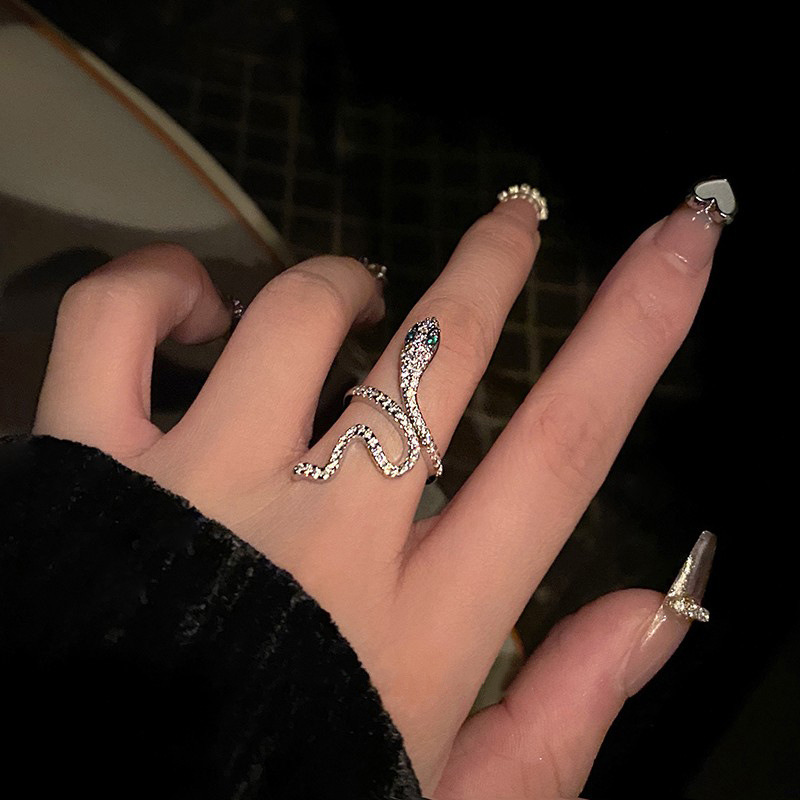 The micro-inlaid zircon snake-shaped entwined ring is a simple and cold style index finger ring for trendy women on Instagram. It is a light luxury, fashionable and individual ring details Picture
