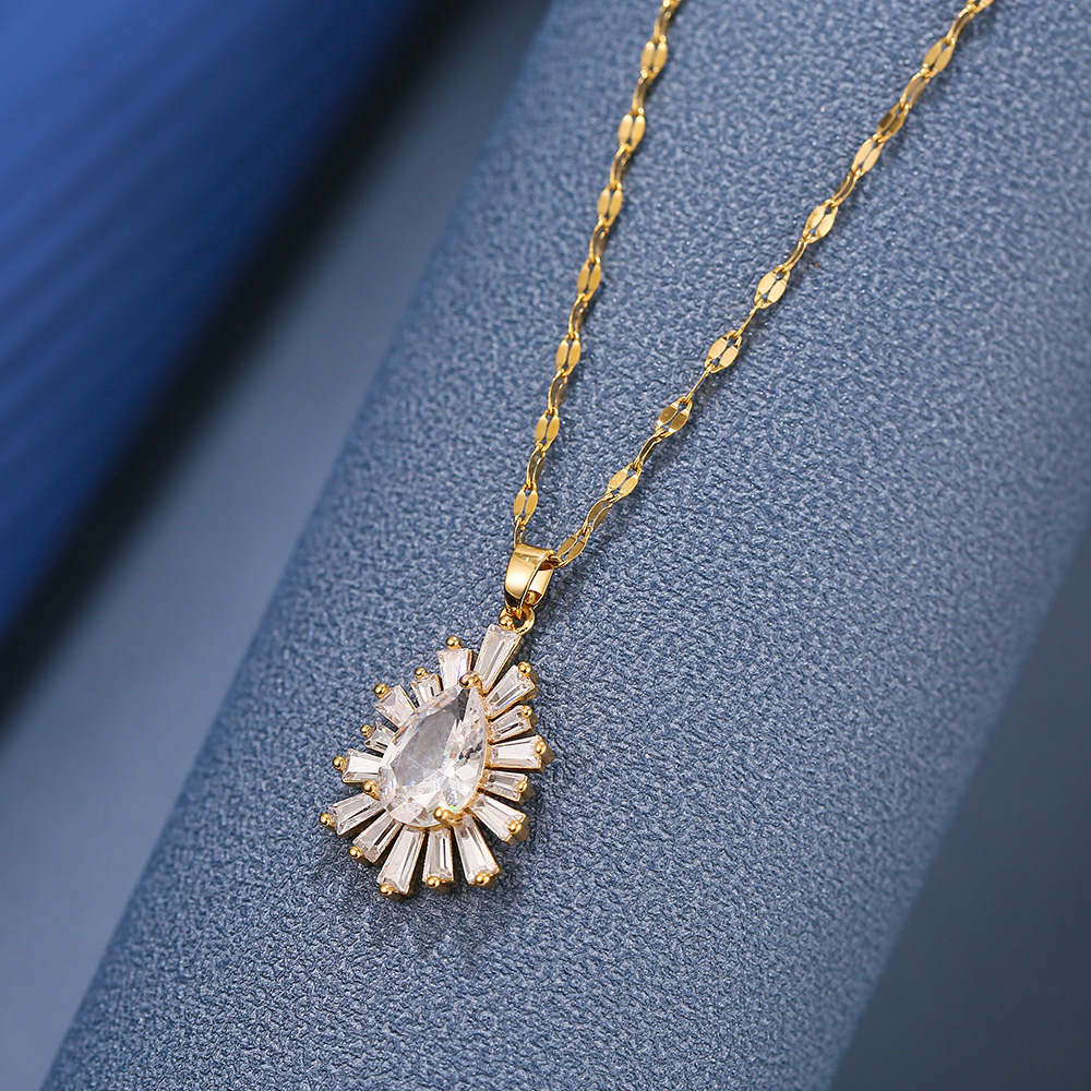 A new style of large zircon pendant from Europe and America, in ins trendy gold luxury diamond-encrusted titanium steel collarbone chain and fashionable neckchain accessory Specification drawing