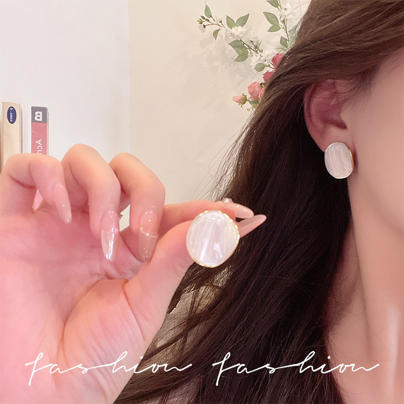 French retro milky white glazed earrings for women, Korean high-end, simple and elegant, versatile oval stud earrings, exaggerated earrings details Picture