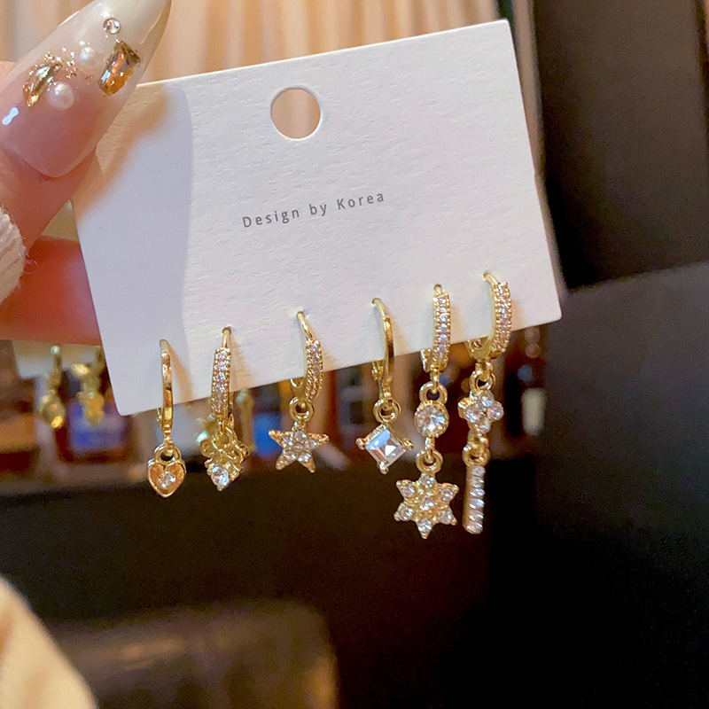 Unique full-diamond star-studded earrings for women, with a trendy and high-end, light luxury and niche design feel, are the best-selling earrings of 2025 full figure
