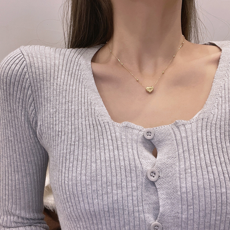 A simple Japanese and Korean bean-shaped heart-shaped necklace, a trendy and individualistic female Instagram-style collarbone chain that doesn't fade, made of titanium steel Application Scenario