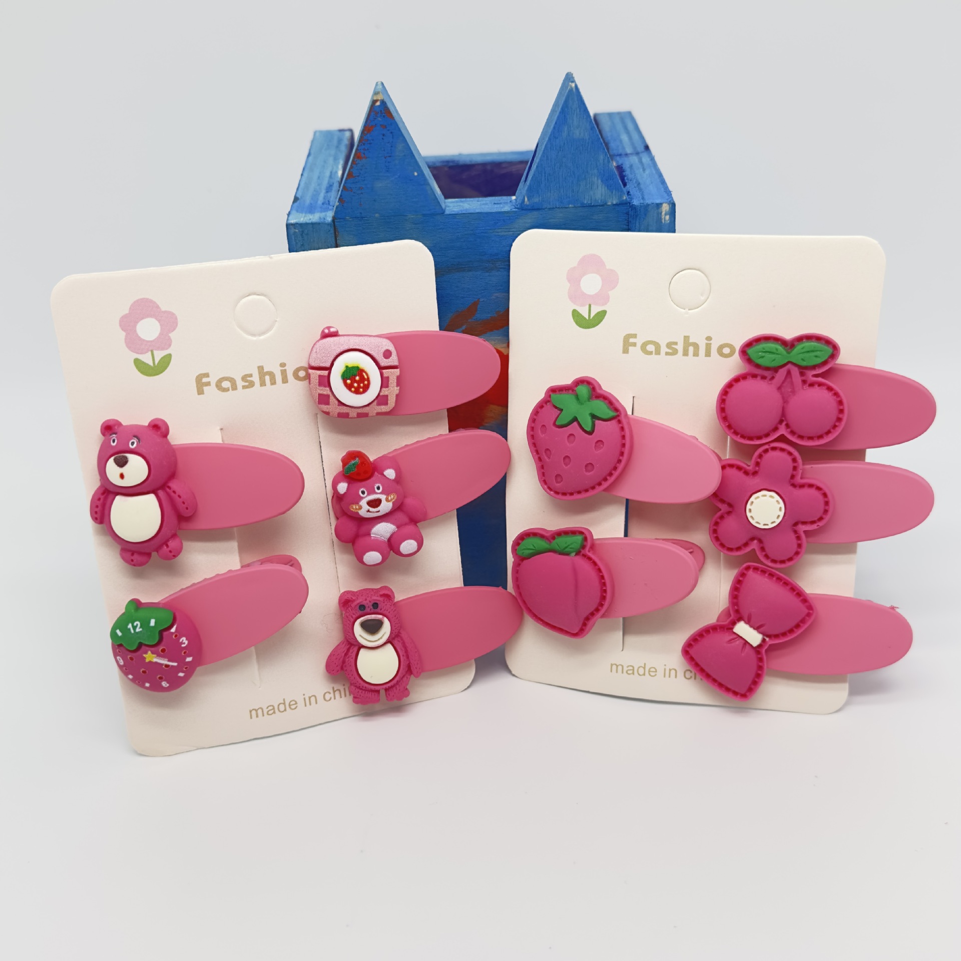 The baby is super cute and adorable. Strawberry bear cartoon hairpin, girls' hair accessory, bangs clip, headwear, girls' hairpin, bb clip Application Scenario