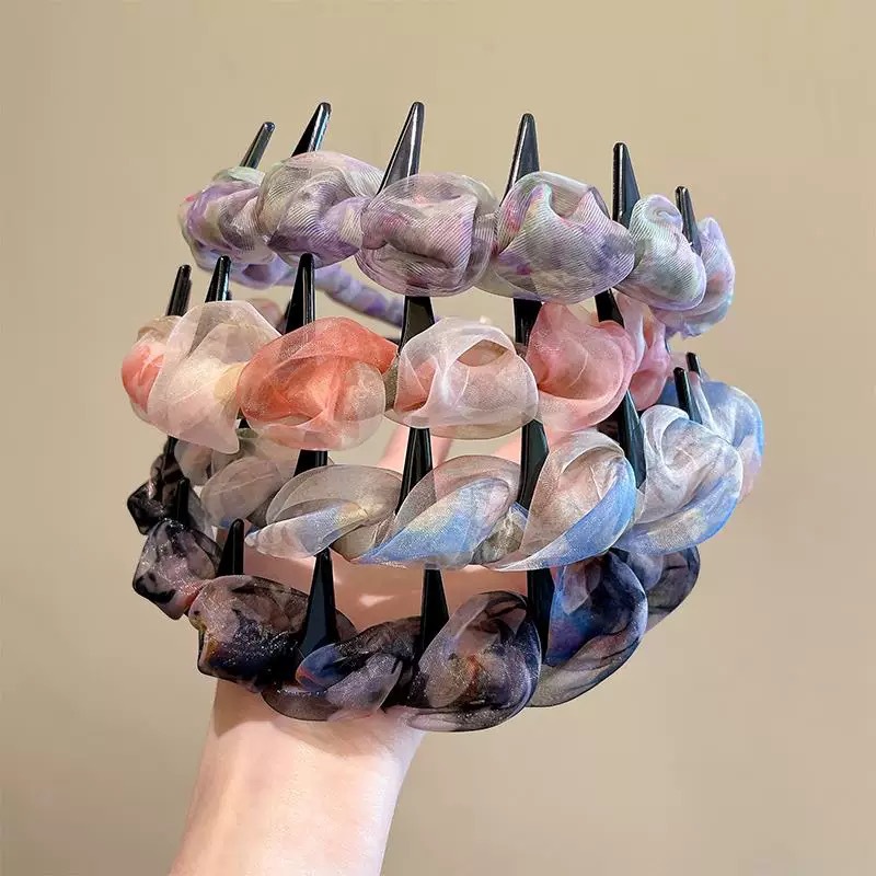 French-style fringed mesh hair band with teeth is a versatile high-top voluminous headband for women. It can be worn on both sides with hair clips, hair ties and hair accessories details Picture
