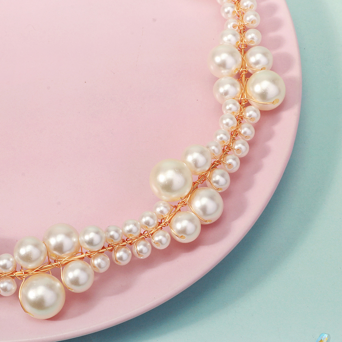 Wedding bride's headwear, white pearl hair band, hand-woven wedding dress and evening gown accessories, hair band, versatile daily hair accessories Application Scenario