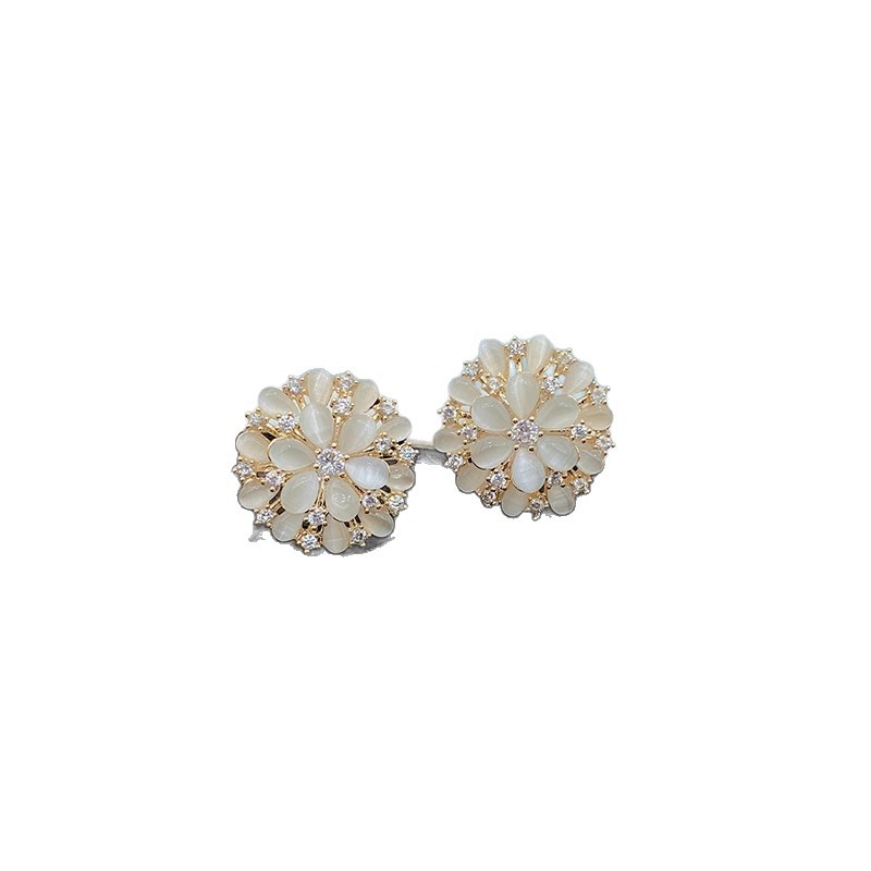 Light luxury and niche, dazzling exquisite cat's eye stone flower stud earrings, the same style as female socialite, fashionable and versatile, elegant zircon earrings Item Picture