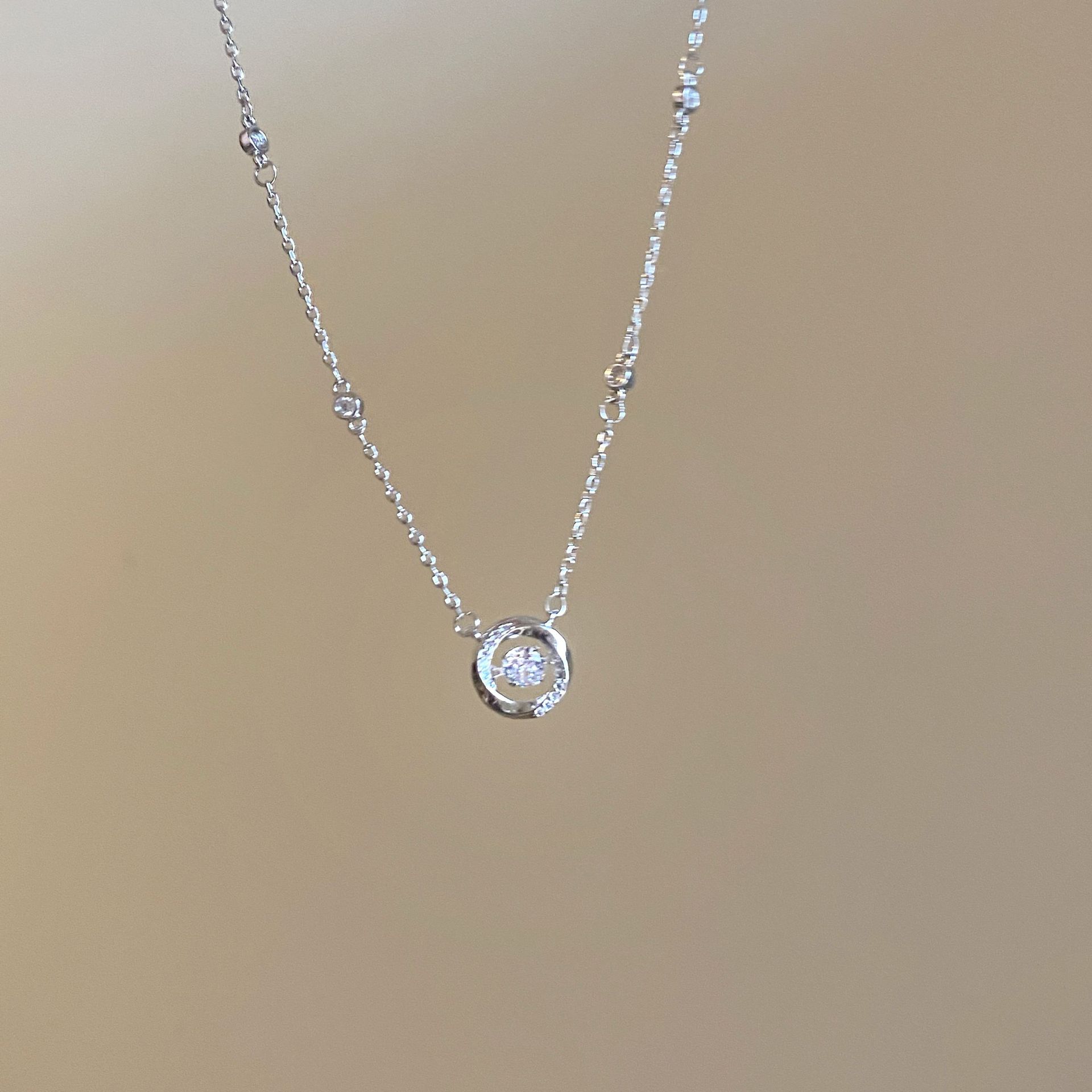 Korean version exquisite zircon circle pendant necklace, women's Instagram trendy high-end light luxury collarbone chain, best-selling necklace accessory Specification drawing