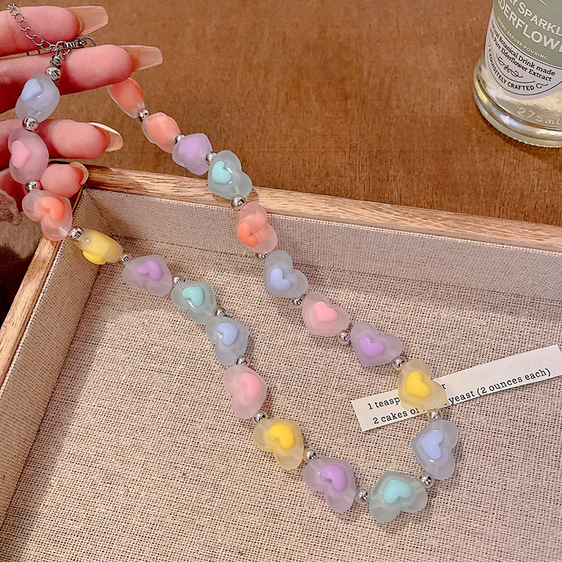 Dopamine colorful heart-shaped beaded necklace for women in an Instagram style, sweet and versatile, a hot girl collarbone chain, a best-selling necklace accessory details Picture