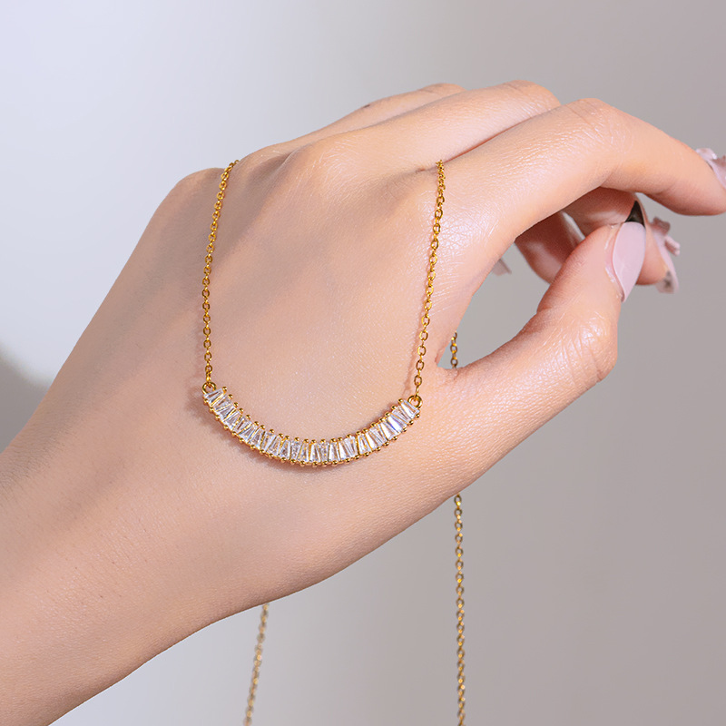 Korean 18k gold luxury smiling titanium steel necklace with a light luxury design for women, full diamond collarbone, a niche new accessory Application Scenario