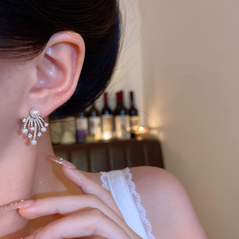 Super glittering zirconium firework pearl stud earrings for women, exquisite, light luxury, fashionable and high-end style earrings, versatile and elegant, internet-famous earrings Application Scenario