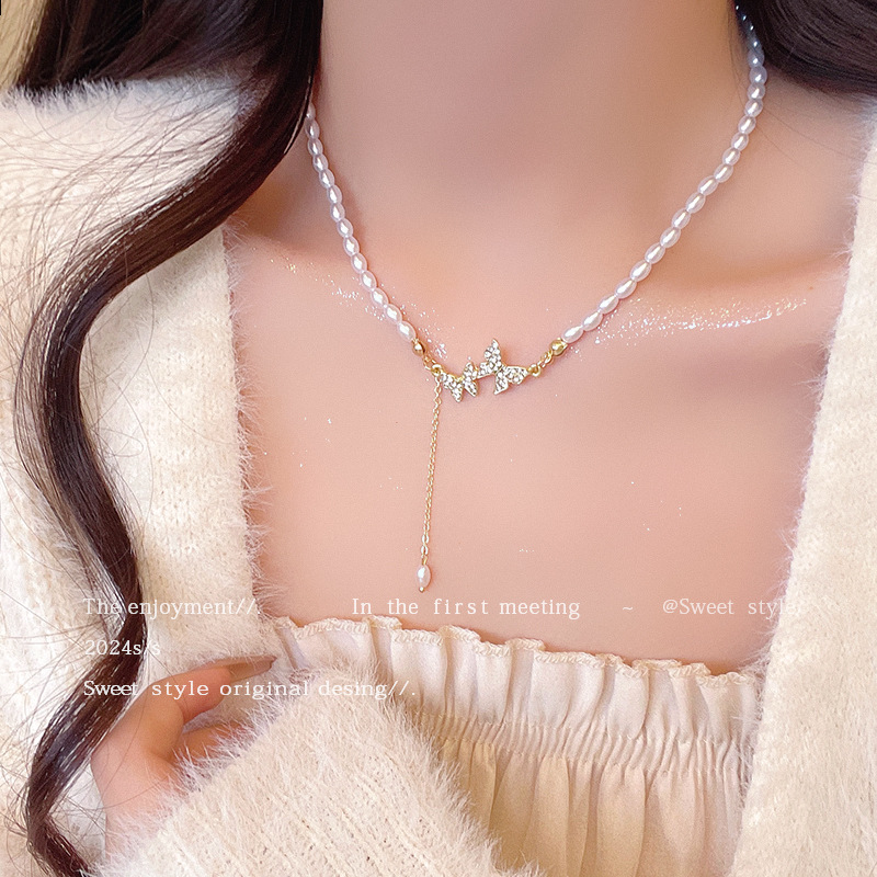 The dreamy butterfly pearl necklace from Japan and South Korea is a fashionable, light luxury and high-end style for women. It features a unique collarbone chain and a trendy necklace accessory full figure