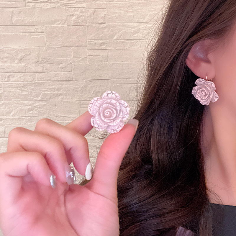 Korean-style crack resin flower ear buckles with a high-end feminine feel, new forest-style ear studs, fashionable, sweet and elegant earrings details Picture