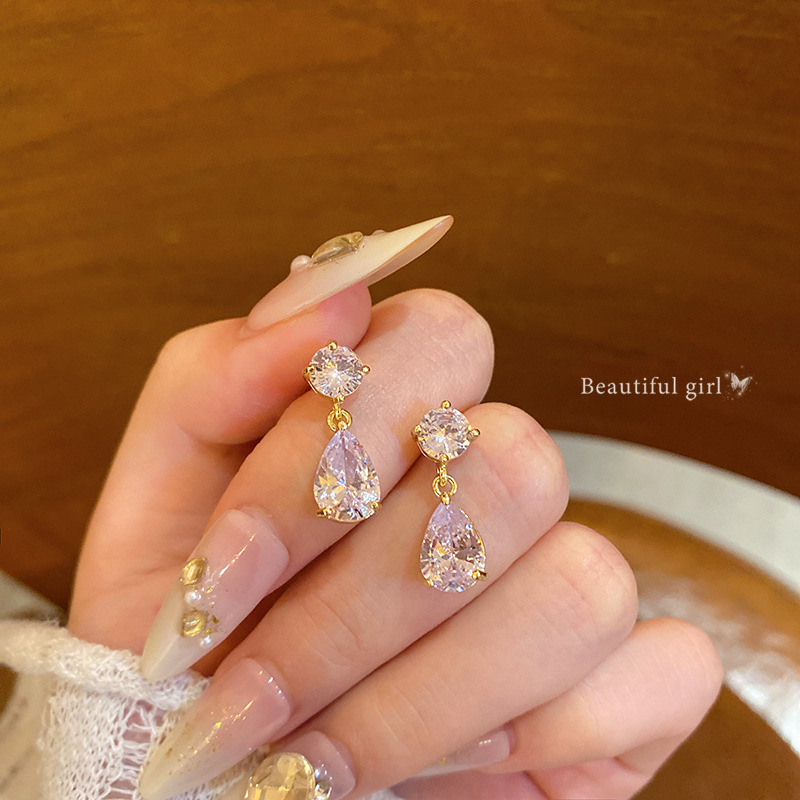 Super Flash Zircon teardrop-shaped earrings for women, a light luxury, niche, high-end look, simple stud earrings, a trendy and popular ear accessory full figure